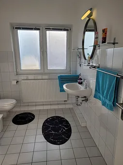 Bad oben Waschbecken und Spiegel