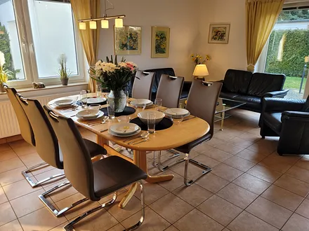 für Person 7 und 8 existieren noch 2 Stühle