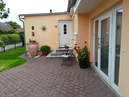 Eingang Appartment Haustür drei Stufen