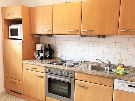 moderne Küche mit allen erforderlichen Geräten