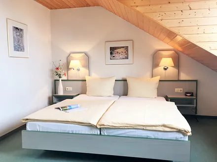 freundliches und geräumiges 1. Schlafzimmer (im OG) 