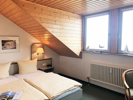 1. Schlafzimmer (im OG) - mit herrlichem freiem Blick auf die Ostsee