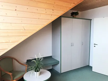 1. Schlafzimmer (im OG) mit viel Stauraum