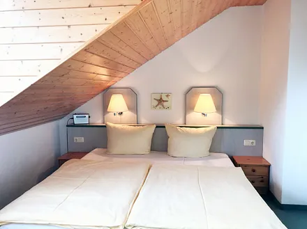 separates 2. Schlafzimmer (im OG) - mit Blick zur Hofseite
