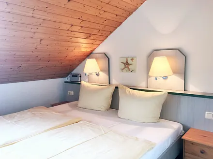 gemütliches 2. Schlafzimmer (im OG) - mit Blick zur Hofseite
