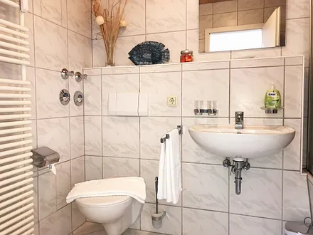 großzügiges Badezimmer (im OG)