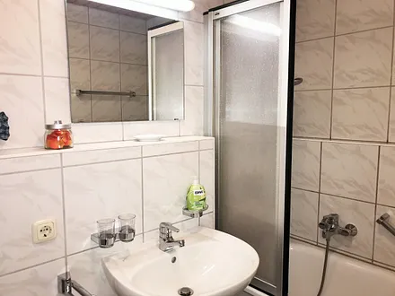 Badezimmer mit Badewanne (im OG)