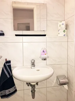 zusätzliche Gäste-Toilette im EG (mit Fenster)