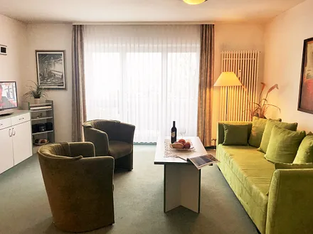 Wohnbereich mit direktem Zugang zum Balkon und herrlichem Ostseeblick