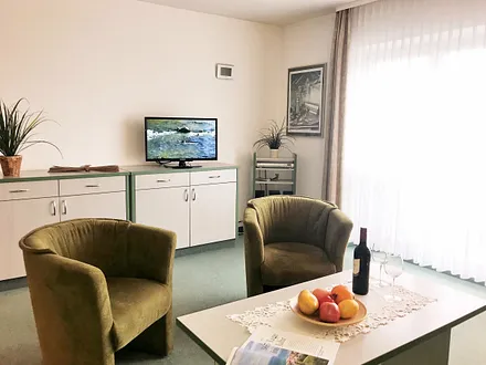 Wohnbereich mit modernem TV, Musikanlage und WLAN