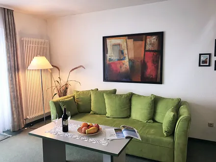 Wohnbereich mit gemütlicher Sitzecke - mit bequemer (ausziehbarer Schlaf-) Couch für 2 Personen