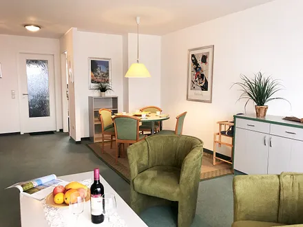 separater Essbereich im Wohnzimmer