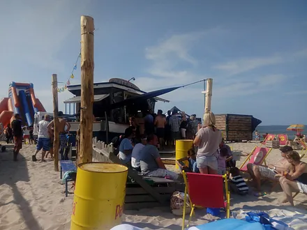 Riesenwasserrutsche hinter der Surfbar