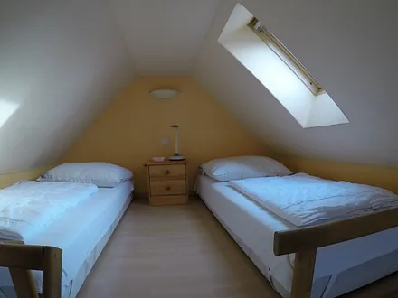 Einzelbetten in der Dachschräge
