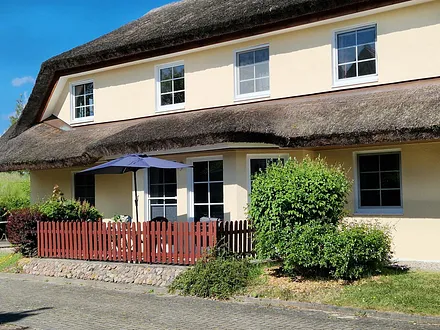 Haus links, in dem sich die Ferienwohnung 13 befindet