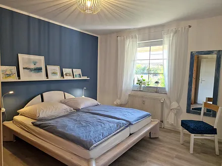 Schlafzimmer mit Doppelbett