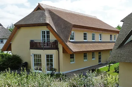 rechtes Haus, in der die Ferienwohnung 10 mit Balkon liegt.