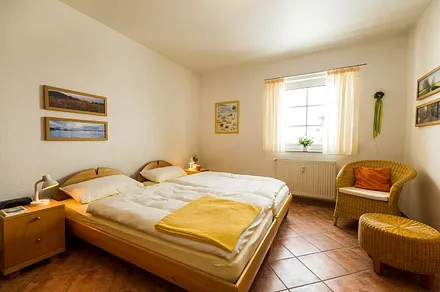 Schlafzimmer mit Doppelbett . . . 