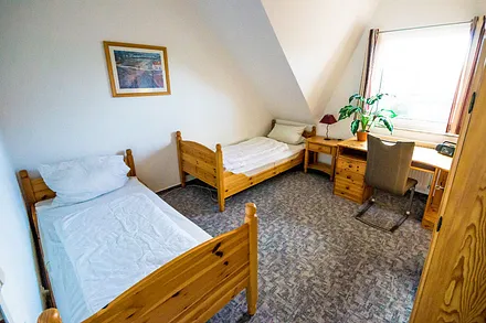 Zweites Schlafzimmer mit 2 Einzelbetten , Kleiderschrank und Schreibtisch