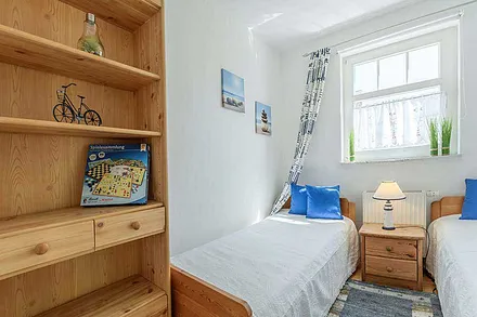 ... und großem Regal im Schlafzimmer