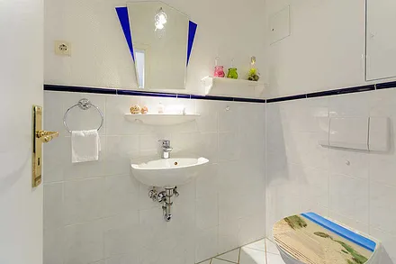 separate Toilette mit Waschbecken