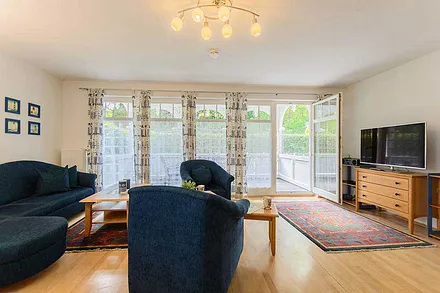 Sitzgruppe und großer Flachbildschirm