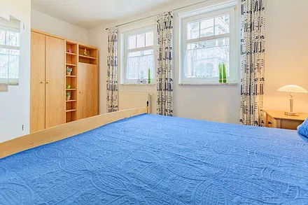 großer Kleiderschrank im Schlafzimmer