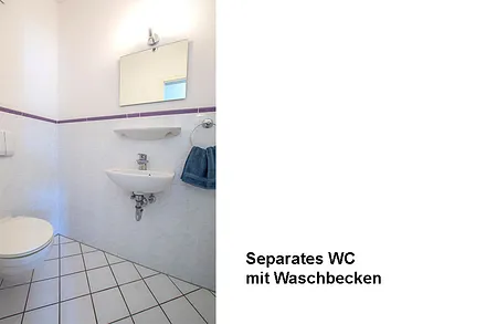 Separates WC mit Waschbecken
