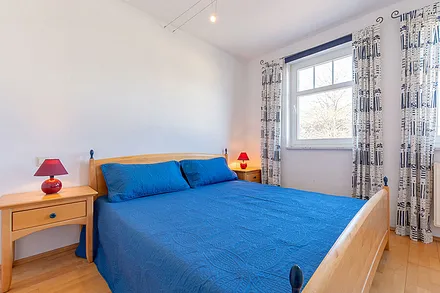 Schlafzimmer mit Doppelbett