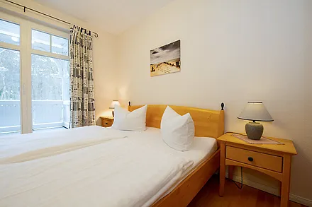 Schlafzimmer mit Doppelbett