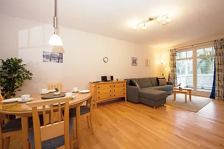 Esstisch und im Hintergrund die Sitzgruppe