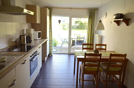 Die separate Küche der Wohung 1 wurde 2014 neu eingebaut und verfügt über einen Geschirrspüler. Von hier aus geht es zur Terasse , auf der man bei schönem Wetter sitzen und essen kann