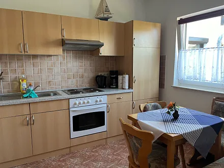 Die gemütliche Küche ist mit Kaffeemaschine, Toaster, Herd und Backofen ausgestattet 