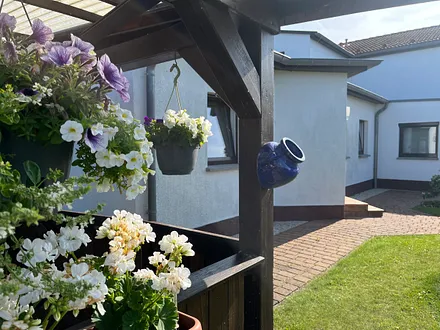 Aussenansicht des Ferienhauses mit Terrasse