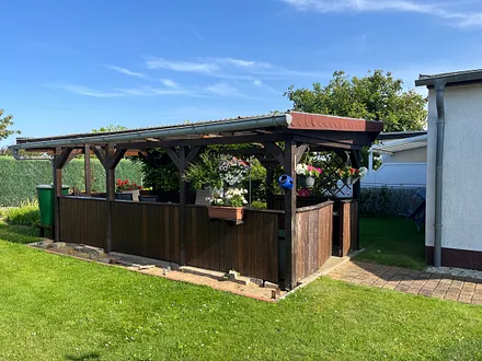 Die überdachte Terrasse für die heißen Tage oder zum Grillenabend