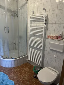 Das Bad mit  Fußbodenheizung, WC und Dusche