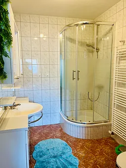 Unser Bad verfügt, wie die gesamte Wohnung, über eine Fußbodenheizung und eine Dusche mit WC.