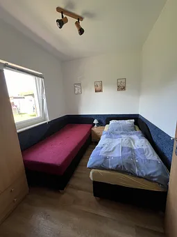 Im zweiten Schlafzimmer befinden sich zwei separate Liegen und ein Kleiderschrank.
