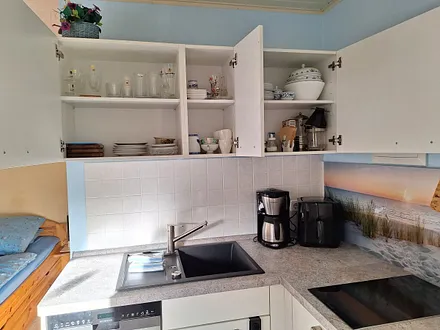 Geschirr und Schüsseln sowie Gläser