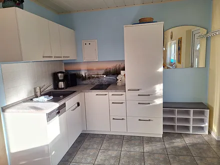 Küche mit Spülmaschine, Kühlschrank mit Gefrierfach, Ceranfeld mit 2 Kochfeldern,Heissluftfritteuse, Kaffeemaschine, Wasserkocher,Toaster 