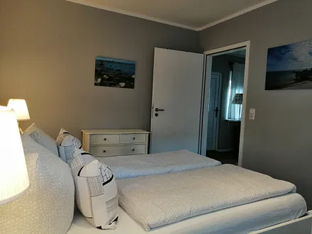 Schlafzimmer mit Doppelbett 