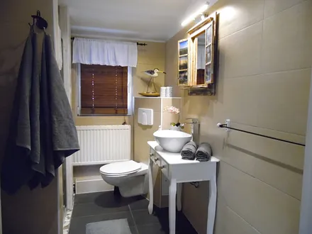 Bad mit Dusche 