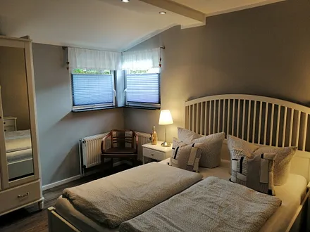 Schlafzimmer mit Doppelbett 