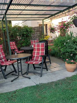 überdachte Sitzfläche