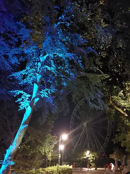 Blick zur Promenade mit Riesenrad