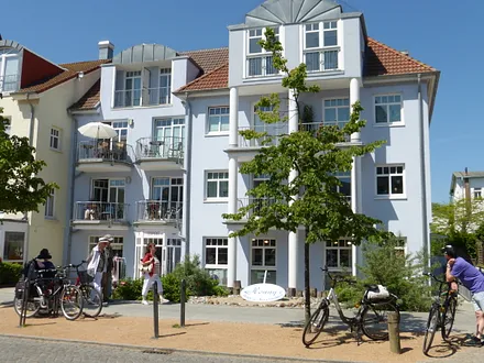 Balkon Nr. 7 im 1. OG unter dem weißen Sonnenschirm