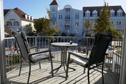 Blick über den Balkon auf die Flaniermeile Strandstraße