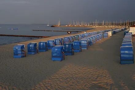 Abendstimmung am Strand an der Seebrücke mit Blick zum Yachthafen