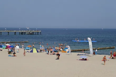 Strand an der Seebrücke mit Badeinsel