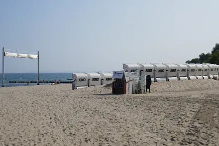 Strandkorbkino beim Yachthafen in den Sommermonaten